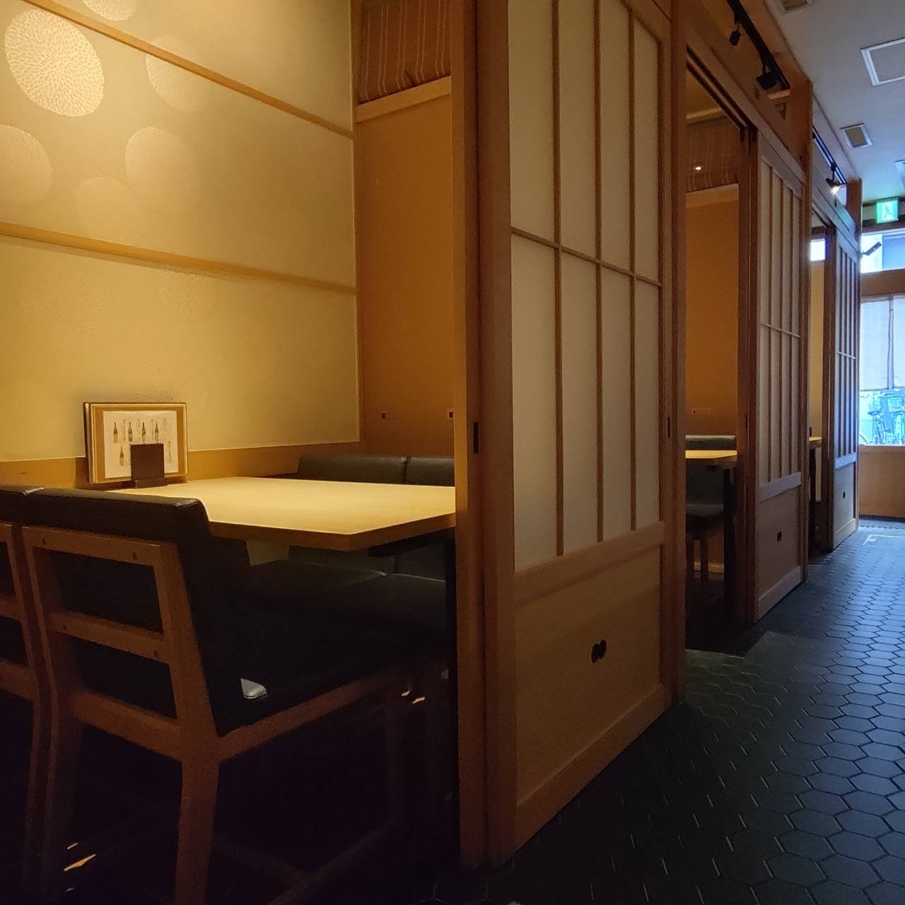 気兼ねなくゆっくり寛げるテーブル席（4名様×3卓）